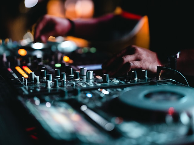 From Vinyl to MP3: A Look at the Evolution of DJ Technology