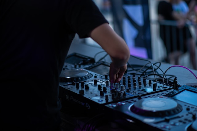 From Vinyl to MP3: A Look at the Evolution of DJ Technology