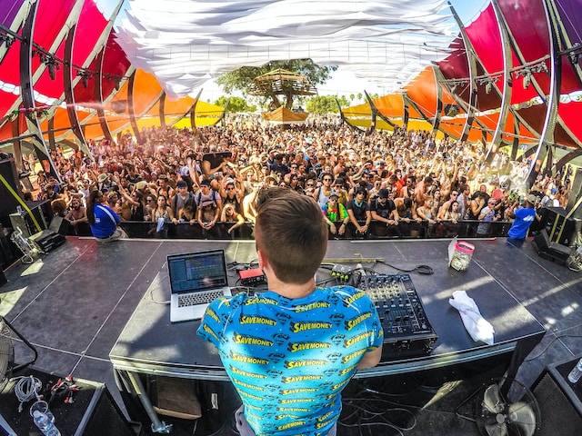 Vinyl vs. Virtual: The Great Debate on the Future of DJing and Music Ownership